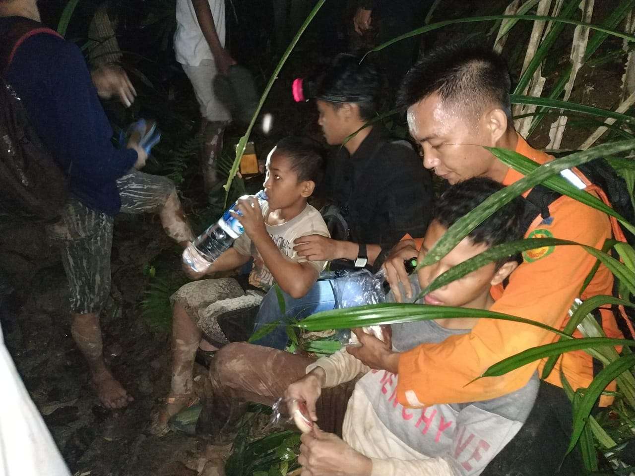 12 Jam Tersesat Di Hutan, Puluhan Siswa SMP Dievakuasi Basarnas Kendari