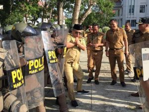 Bupati Konawe Acungkan Pistol, Kasatpol PP Sebut Itu Bukan Untuk TKA