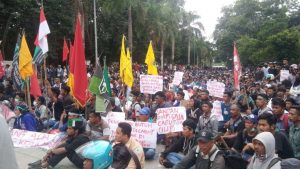 Kantor Gubernur Dikepung Ribuan Masyarakat Wawonii