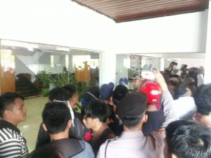 Massa Aksi Ricuh, Pintu Kaca Kantor Wali Kota Pecah
