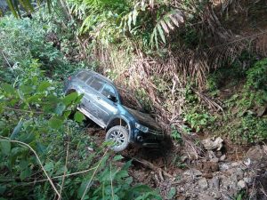 Jalan Rusak, Mobil Mewah Milik Lurah Teomokole Terperosok ke Jurang