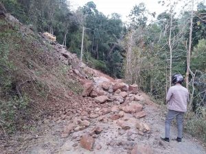 Pekerjaan Jalan di Kabaena Asal-asalan
