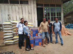 Distan Bombana Bagikan Bantuan Program GP2T ke Poktan