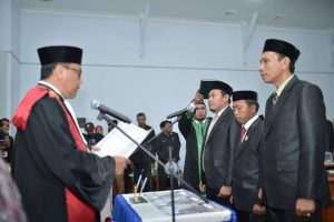 Tiga Unsur Pimpinan DPRD Bombana, Bersumpah Akan Melayani Rakyat