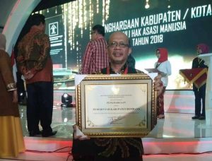 Dinilai Kabupaten Layak HAM, Pemkab Bombana Terima Penghargaan Kemenkumham RI