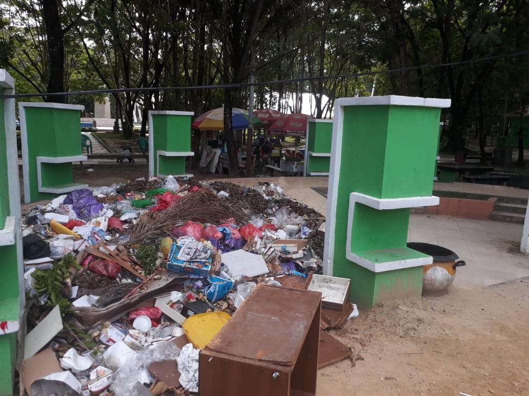 Bau Busuk Tumpukan Sampah di Tamkot Kendari, Ganggu Aktifitas Warga