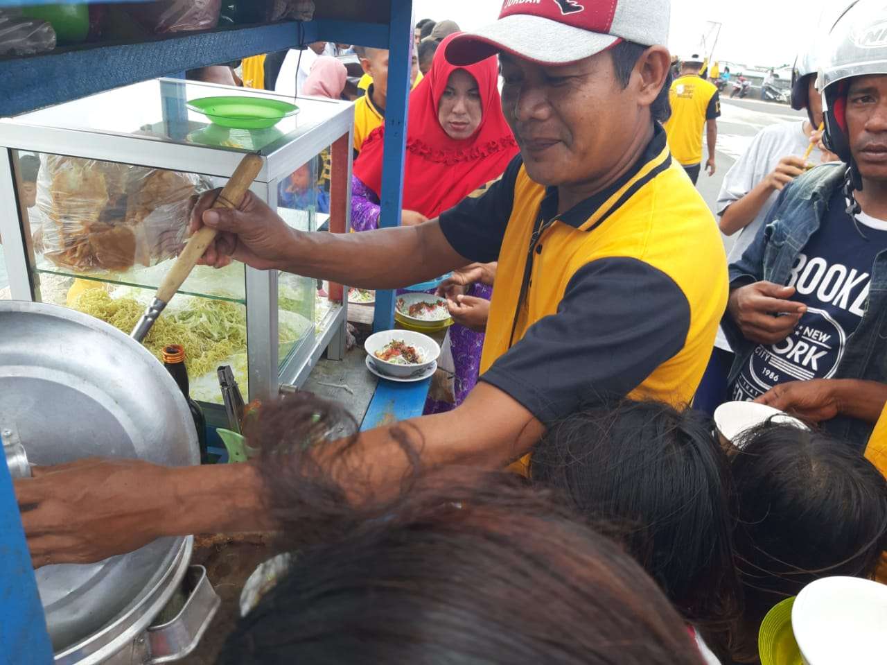 Pengurus DPD Hanura Sultra, Makan Bersama dengan Masyarakat Wakatobi
