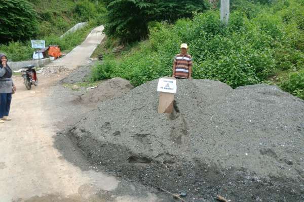 Bantu Pembangunan Jalan, PT Alamharig Berikan Bantuan Material