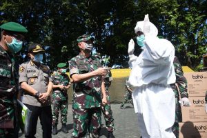 Pangdam XIV Hasanuddin Serahkan Bantuan APD Untuk Tiga Provinsi