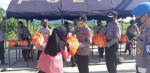 Kapolres Bombana Bagi Sembako Untuk Warga Kurang Mampu Ditengah Wabah Covid-19