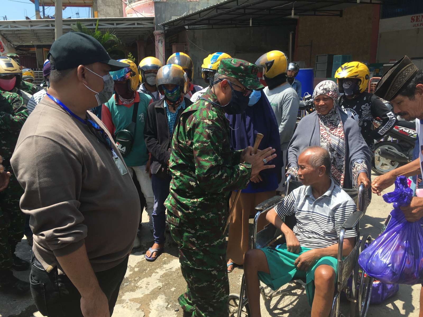 Bantuan Sembako Kodam XIV/Hasanuddin Disalurkan di Kolaka, Masyarakat: Terima Kasih Pangdam XIV/Hasanuddin