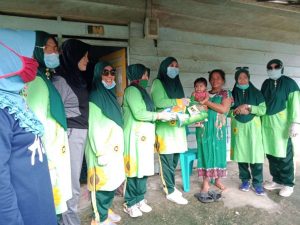 Kurangi Beban Masyarakat Akibat Covid-19, BKMT Konawe Bagikan Sembako