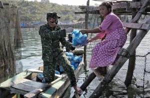 Naik Sampan, Dandim 1417 Kendari Bagikan Sembako ke Warga Bajo
