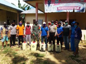 Cegah Penyebaran Covid 19, Polsek Polbar Semprot Disenfiktan