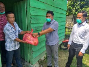 Kurangi Beban Warga Ditengah Covid-19, Satreskrim Polres Konawe Berbagi Sembako