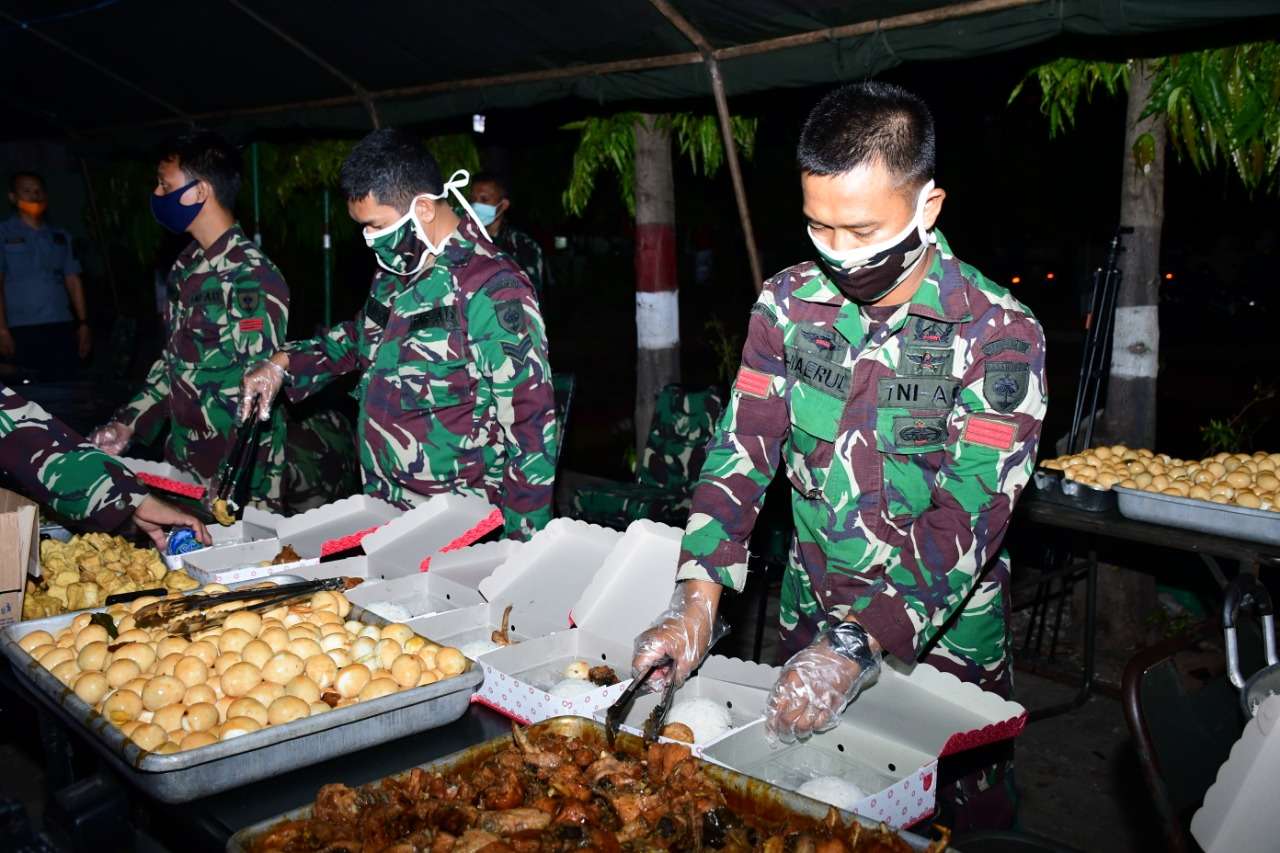 Standby Siapkan Makanan Sahur dan Berbuka, Pangdam Hasanuddin Apresiasi Seluruh Prajurit yang Terlibat