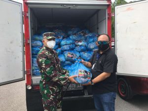 Kurangi Beban Masyarakat Kendari Ditengah Pandemi Covid-19, Pangdam Hasanuddin Salurkan 500 Paket Sembako