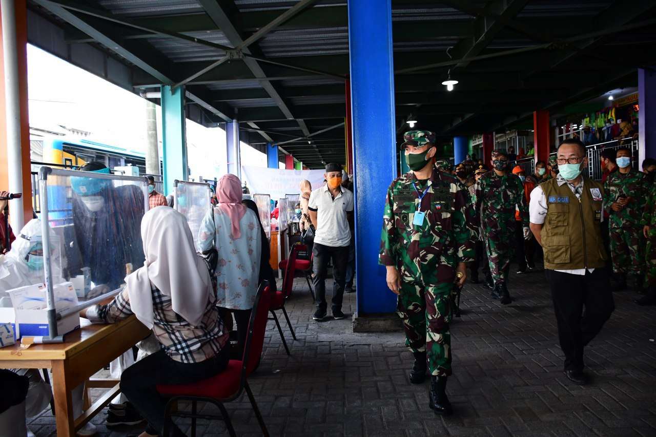 Pangdam Hasanuddin Pantau Rapid Tes Massal di Pasar Tradisional Makassar