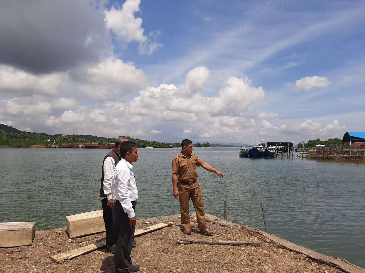 PT. PLN (Persero) Wilayah Sulawesi, Melalui UPDK Kendari PLTU Nii Tanasa Salurkan CSR Untuk Pembangunan Dermaga Nelayan