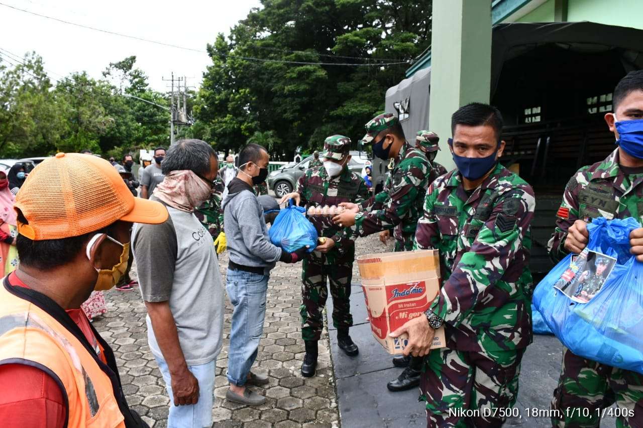 Danrem 143/HO Salurkan Bantuan Pangdam Hasanuddin Untuk Masyarakat Kurang Mampu di Kendari