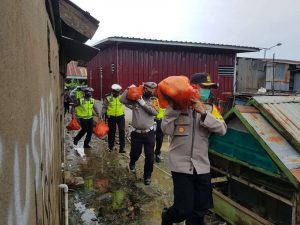 Kurangi Beban Masyarakat Ditengah Pandemi, Kapolres Bombana Salurkan 470 Paket Sembako