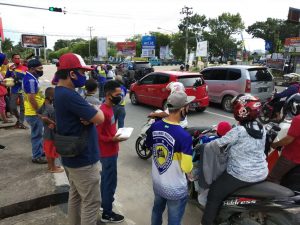 Peduli Covid-19, IMI Sultra Bagikan Takjil dan Masker di Lampu Merah