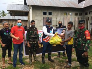 APTS Bagikan 300 Peket Sembako ke Dua Desa di Konsel