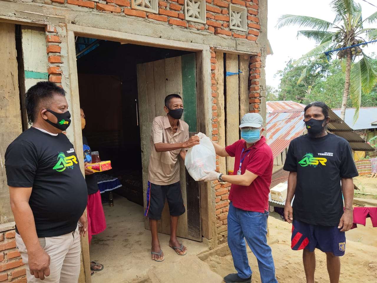 Bersama Anggota DPRD Kota Kendari, Relawan ASR Berbagi Sembako di Lahundape