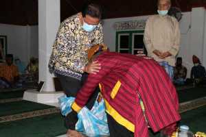 Kunjungi Benteng Liya, Bawaslu RI Dianugerahi Penghargaan oleh Tokoh Adat