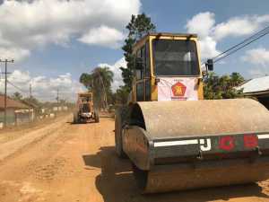 Ratakan Jalan Rusak di Poros Ladongi, Masyarakat Koltim: Terima Kasih Partai Gerindra