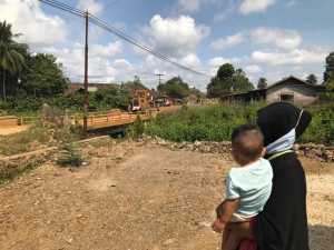 Ratakan Jalan Rusak di Poros Ladongi, Masyarakat Koltim: Terima Kasih Partai Gerindra