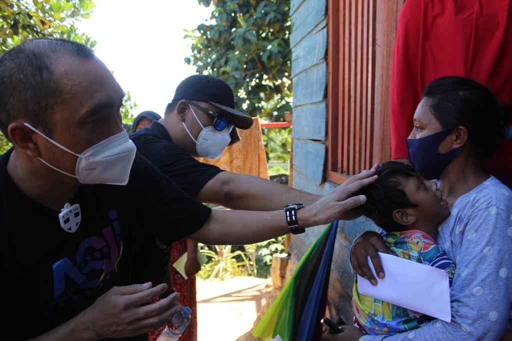 ASR dan ASLI Beri Santunan Kepada Anak Lumpuh di Puncak Punggaloba