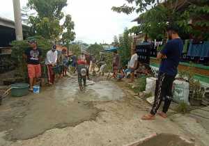 Gotong Royong Perbaiki Jalan, Warga Perumahan Mekar Sari Minta Perhatian Pemkot Kendari