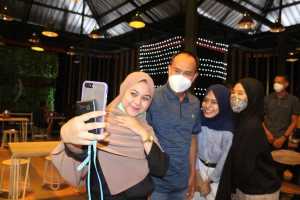 Berkunjung di Warkop, Pangdam Hasanuddin Disambut Para Millenial Kota Kendari