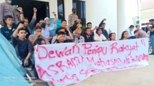 Kecewa, Kantor DPRD Konawe Dilempari Telur