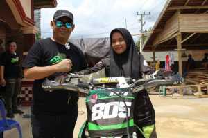 Mengenal Deswita, Raider Wanita Berhijab Perserta Trail Advanture Bersama ASR