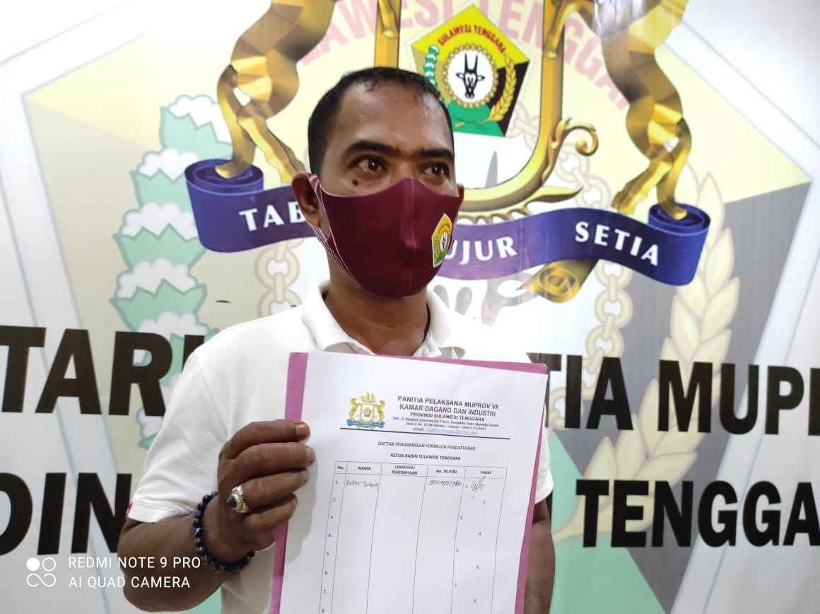Anton Timbang Ambil Formulir Pendaftaran Ketua Kadin Sultra