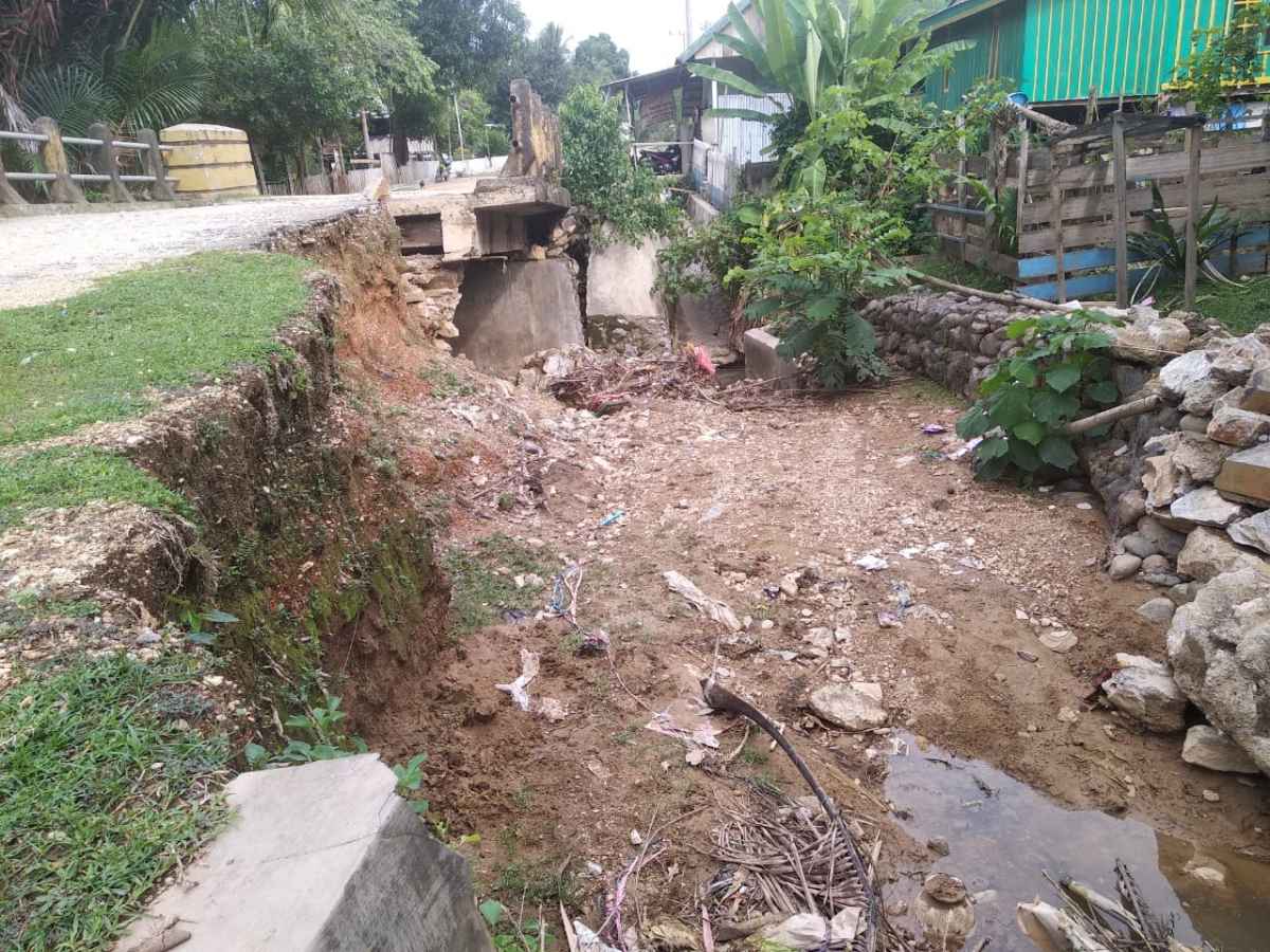 Jembatan Penghubung Antara Kecamatan di Kabaena Terancam Rubuh