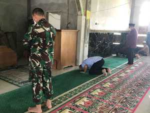 Singgah Sholat, Pangdam Hasanuddin Beri Bantuan Pembangunan Mesjid Tertua di Wundulako