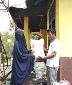 Gerindra Kolaka Gercep Beri Bantuan Korban Kebakaran di Desa Ponrewaru