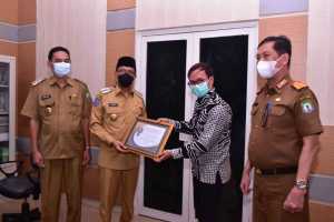Pembayaran Pajak Naik 22 Persen, Pemkab Bomabana di Ganjar Penghargaan