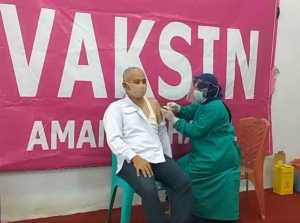 Diskominfo Bombana Bersama Wartawan Ikut Vaksin Covid-19