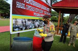 Jelang Ramadhan, Polres Wakatobi Musnahkan Ribuan Liter Miras