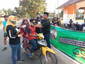 ASR Kolaka Bersama Dua Organisasi Berbagi Takjil Kepada Pengendara