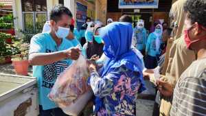 Ringankan Beban Masyarakat karen Covid-19, Forkom IKA Smansa Kendari Angkatar 90 Gelar Baksos Ramadhan