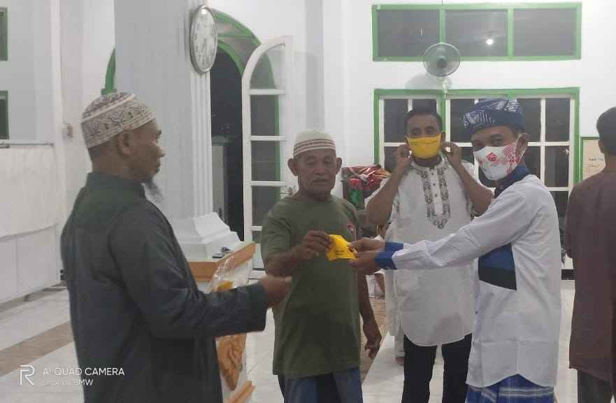 Pemdes Wapia-wia Bagikan Masker Menjelang Tarwih di Masjid Ikhwatun Khasanah