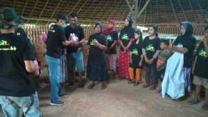 Sambangi Pegiat Batu Bata, ASR Konawe Berbagi Bingkisan Ramadhan