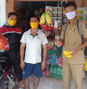 Jelang Idul Fitri, Satgas Aman Covid-19 Desa Wapia-pia Bagikan Masker ke Warga