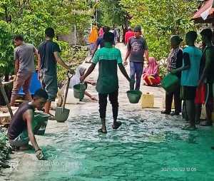 Dilalui Pejabat Hingga Anggota DPRD, Warga Wakatobi Terpaksa Gotong Royong Perbaiki Jalan