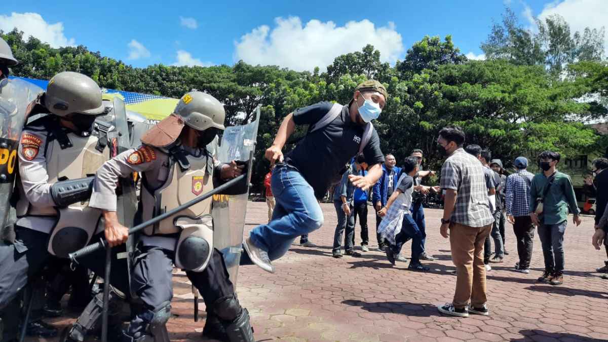 Wartawan Bentrok dengan Pasukan Anti Huru-hara Polda Sultra